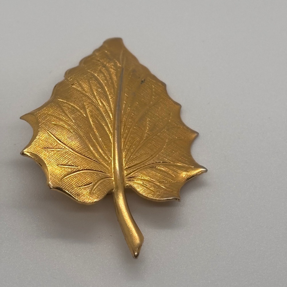 Gold Tone Leaf Brooch Pin Textured Veins Elegant Autumn Nature Inspired Jewelry